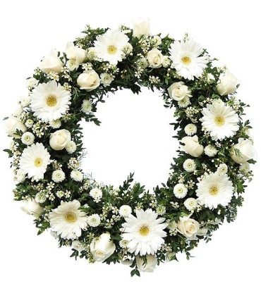 Corona rosas y gerberas blancas con follaje | FloresparaFuneral