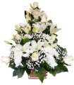 Canasta, 9 Rosas Blancas, 6 Varas de Liliums Blancos y Maule